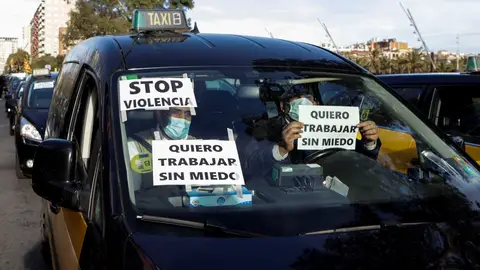 Taxistas de Barcelona denuncian la escalada de agresiones y exigen poder instalar cámaras en sus vehículos Taxistas de Barcelona denuncian la escalada de agresiones y exigen poder instalar cámaras en sus vehículos