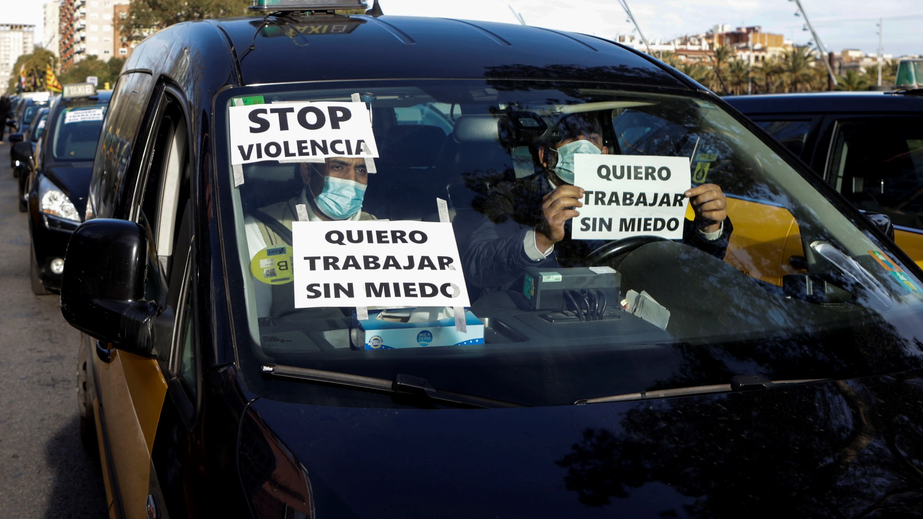 Taxistas de Barcelona denuncian la escalada de agresiones y exigen poder instalar cámaras en sus vehículos Taxistas de Barcelona denuncian la escalada de agresiones y exigen poder instalar cámaras en sus vehículos