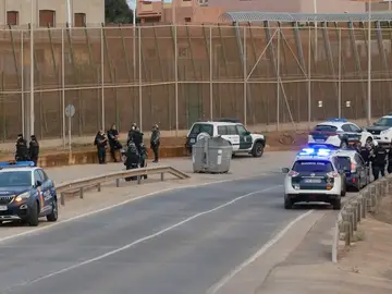 Heridos 13 guardias civiles al evitar la entrada de 500 subsaharinos en Melilla