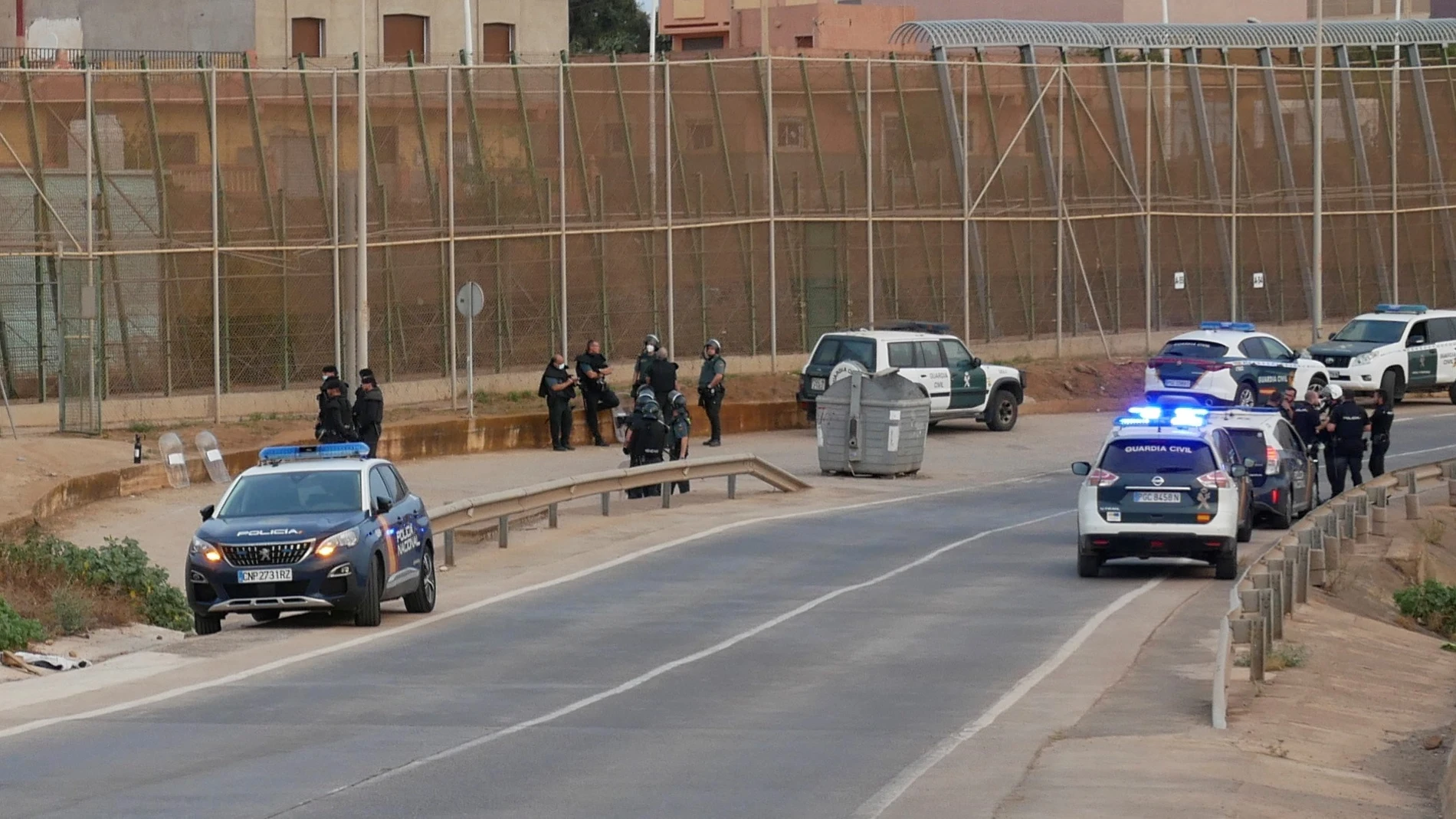 Heridos 13 guardias civiles al evitar la entrada de 500 subsaharinos en Melilla