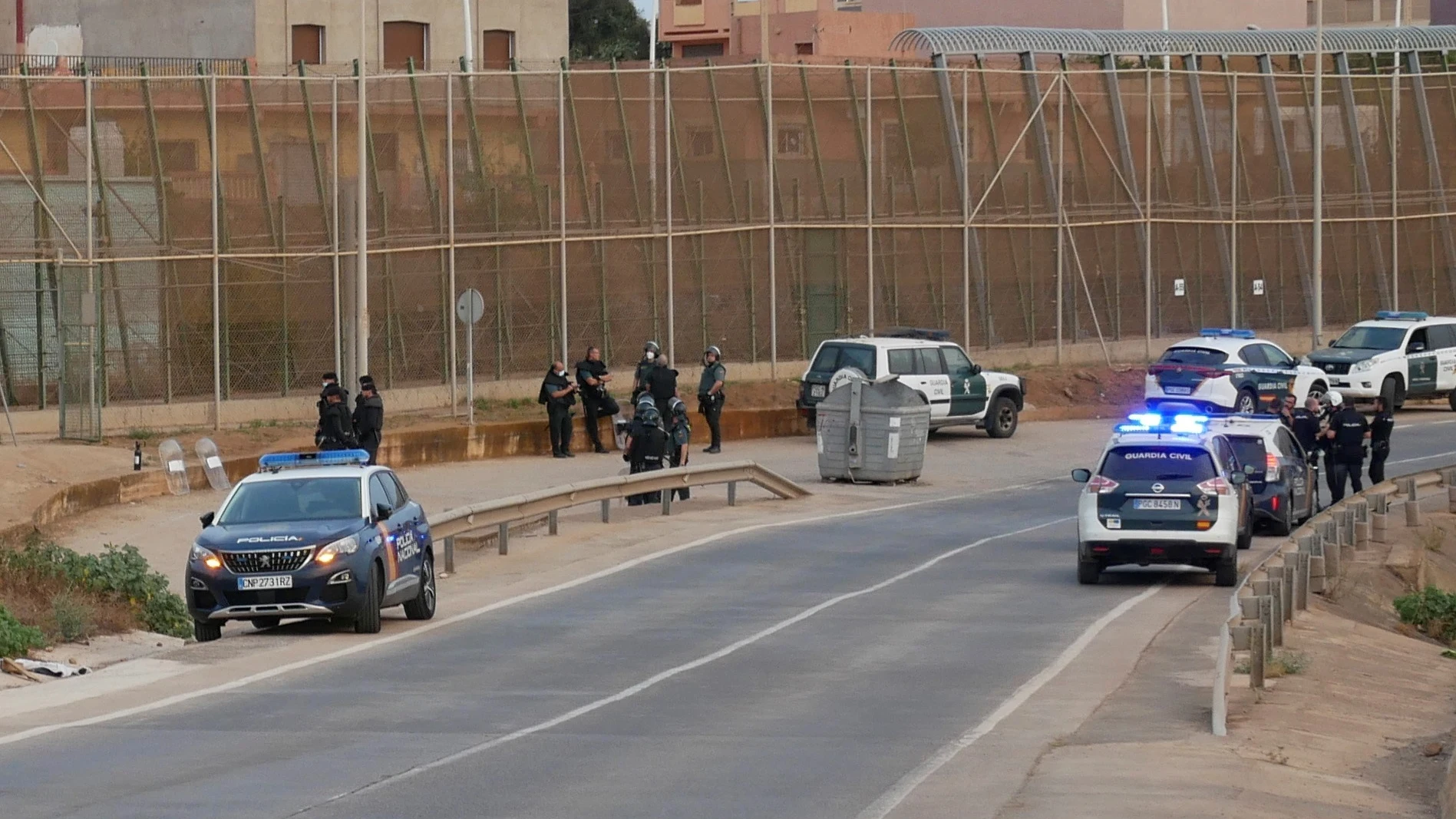 Heridos 13 guardias civiles al evitar la entrada de 500 subsaharinos en Melilla Heridos 13 guardias civiles al evitar la entrada de 500 subsaharinos en Melilla