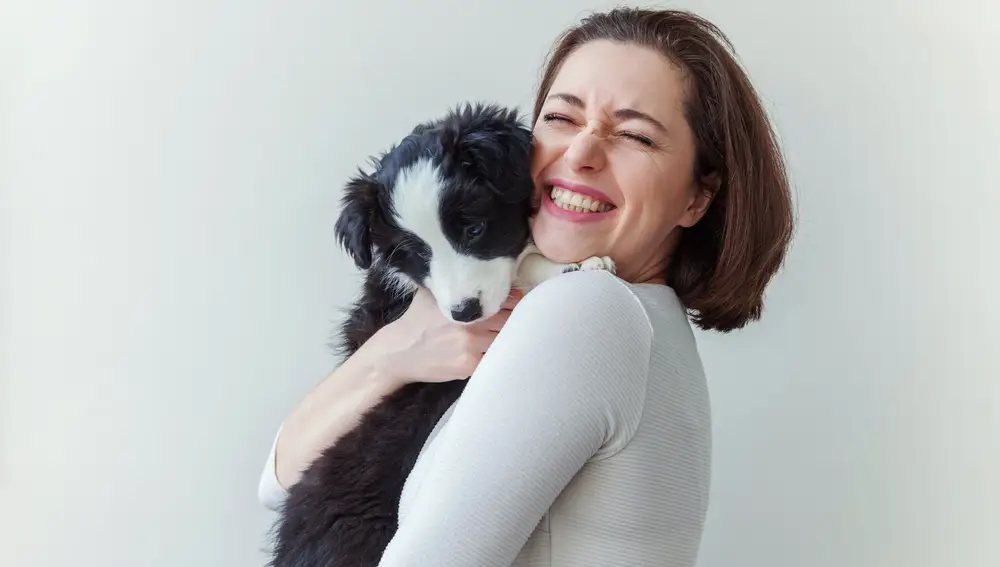 Mujer abrazando a un perro