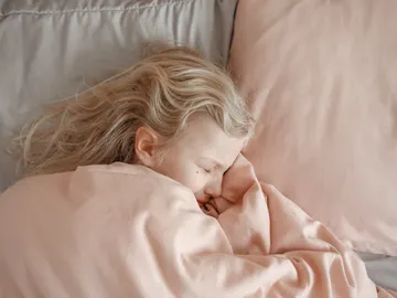 Niña con miedo en la cama Niña con miedo en la cama