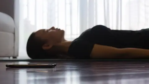 Chica escuchando música con el móvil Chica escuchando música con el móvil