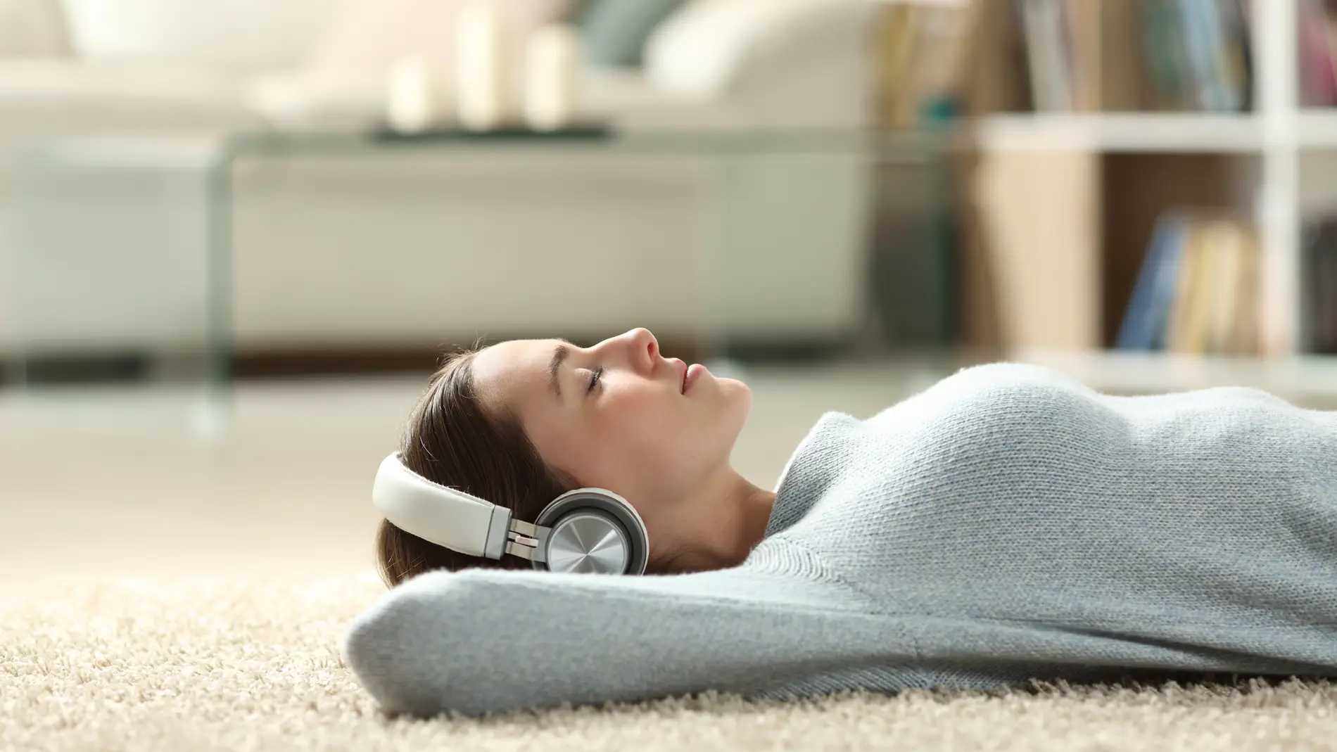 Chica escuchando música con auriculares