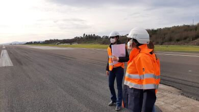El aeropuerto de Vigo cierra por un socavón en la pista y desvían algunos vuelos al aeropuerto de Santiago de Compostela