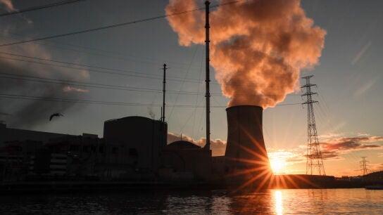 Imagen de archivo acerca de la energ&iacute;a nuclear y el gas.