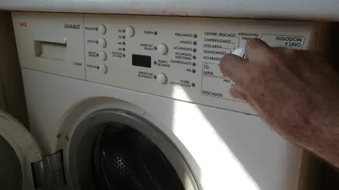 El precio de la luz arranca 2022 en 122,43 euros el megavatio/hora y cae un 15% El precio de la luz arranca 2022 en 122,43 euros el megavatio/hora y cae un 15%