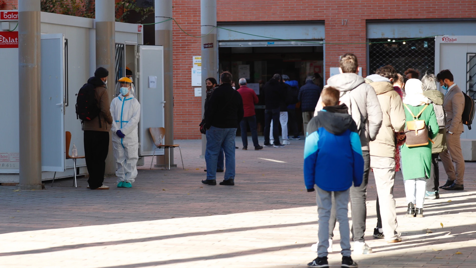 Una farmacia de A Coruña suministra antígenos a toda España mientras se duplican los test 