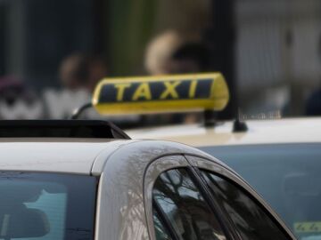 Dos jóvenes apuñalan a un taxista