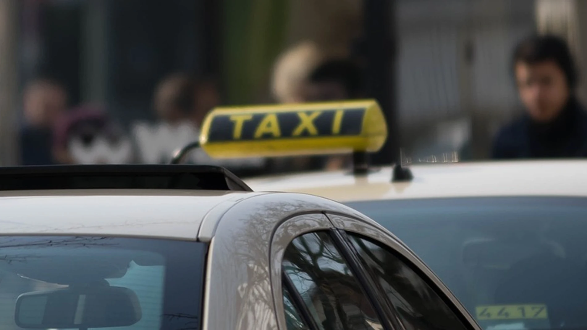 Dos jóvenes apuñalan a un taxista