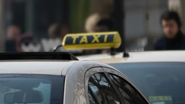 Dos jóvenes apuñalan a un taxista Dos jóvenes apuñalan a un taxista