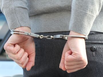 Condenan a 11 de cárcel a un hombre por violar durante 6 años a su hijastra menor de edad
