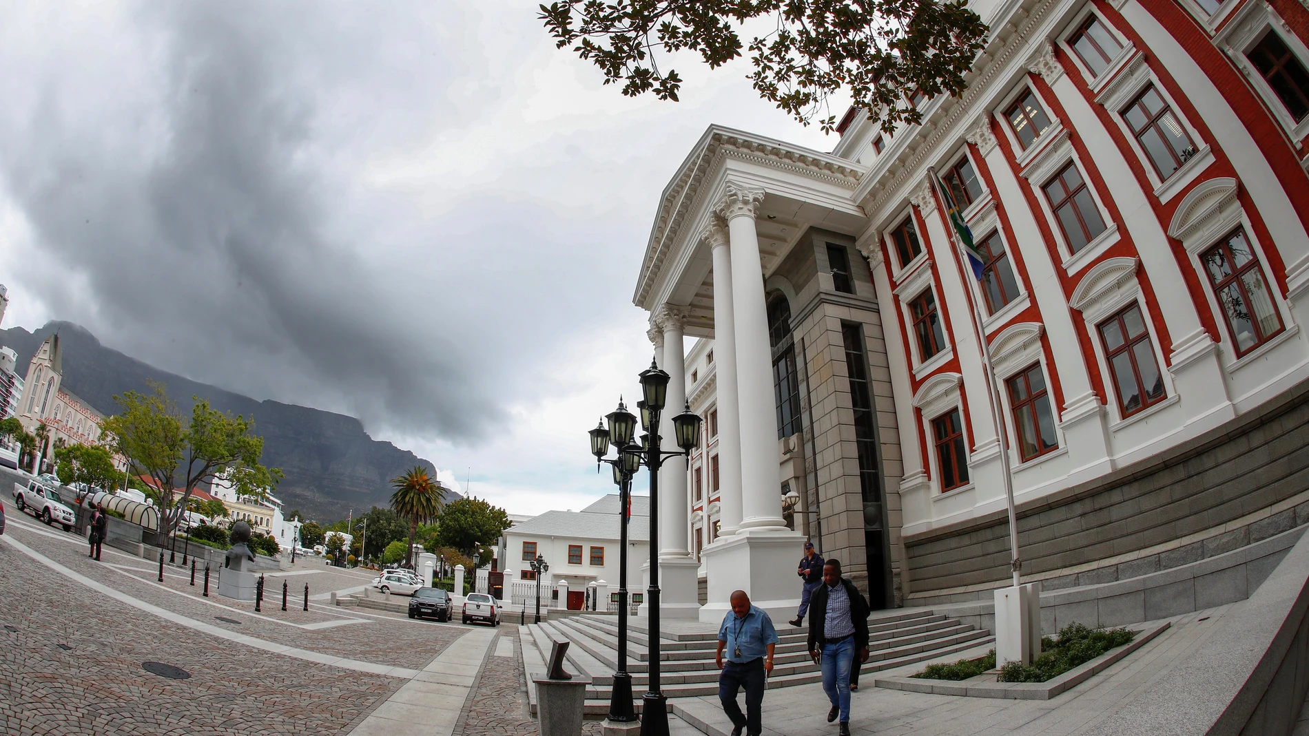 Un incendio se desata en el Parlamento de Sudáfrica en Ciudad del Cabo