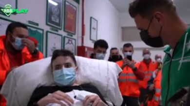 Muere de cáncer Miguel Toral, el joven aficionado del Betis que seguía al equipo en camilla