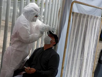 Una sanitaria realiza un test PCR a un hombre Una sanitaria realiza un test PCR a un hombre
