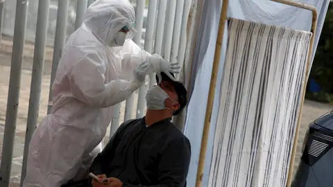 Una sanitaria realiza un test PCR a un hombre Una sanitaria realiza un test PCR a un hombre