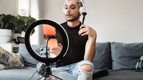 Youtuber gravando un vídeo Youtuber gravando un vídeo