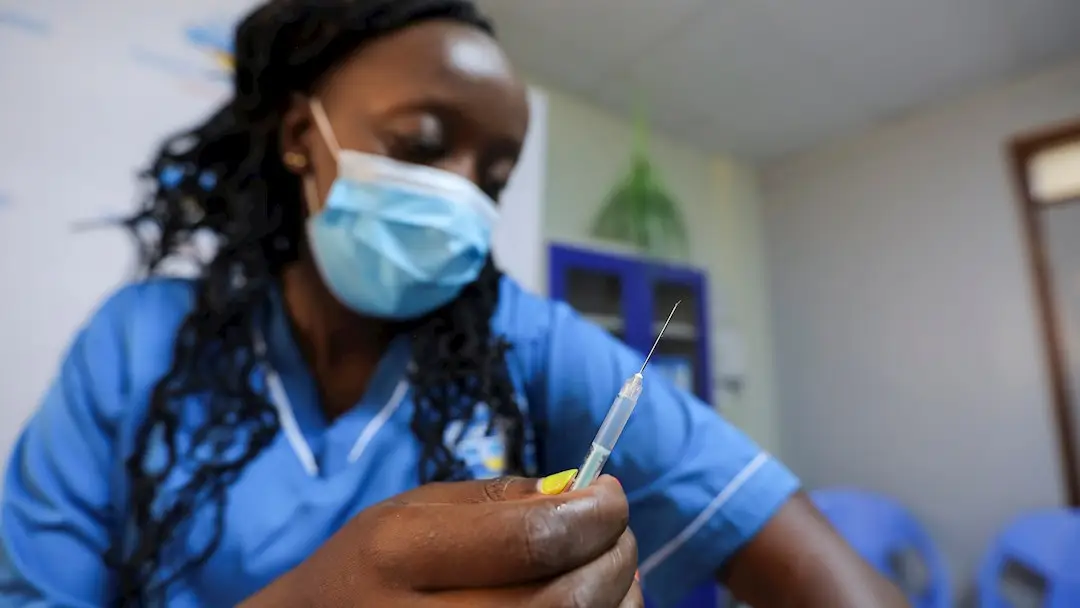 Una sanitaria prepara una vacuna contra el coronavirus Una sanitaria prepara una vacuna contra el coronavirus