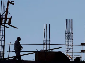 Un obrero trabaja en un edificio en construcción, en una imagen de archivo. Un obrero trabaja en un edificio en construcción, en una imagen de archivo.