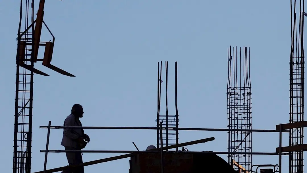Un obrero trabaja en un edificio en construcción, en una imagen de archivo. Un obrero trabaja en un edificio en construcción, en una imagen de archivo.