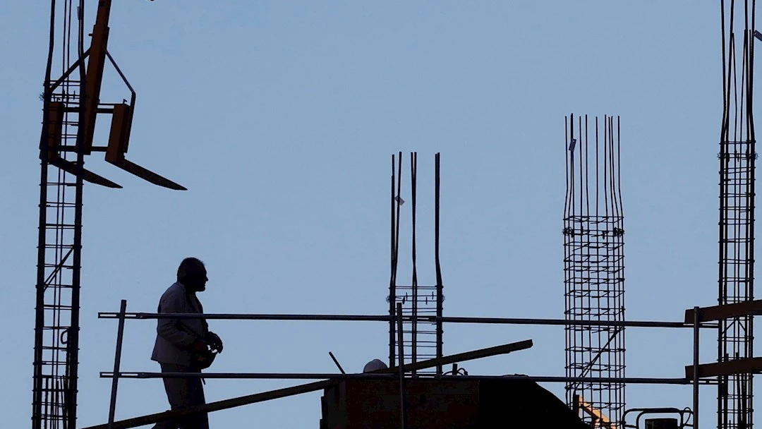 Un obrero trabaja en un edificio en construcción, en una imagen de archivo. Un obrero trabaja en un edificio en construcción, en una imagen de archivo.