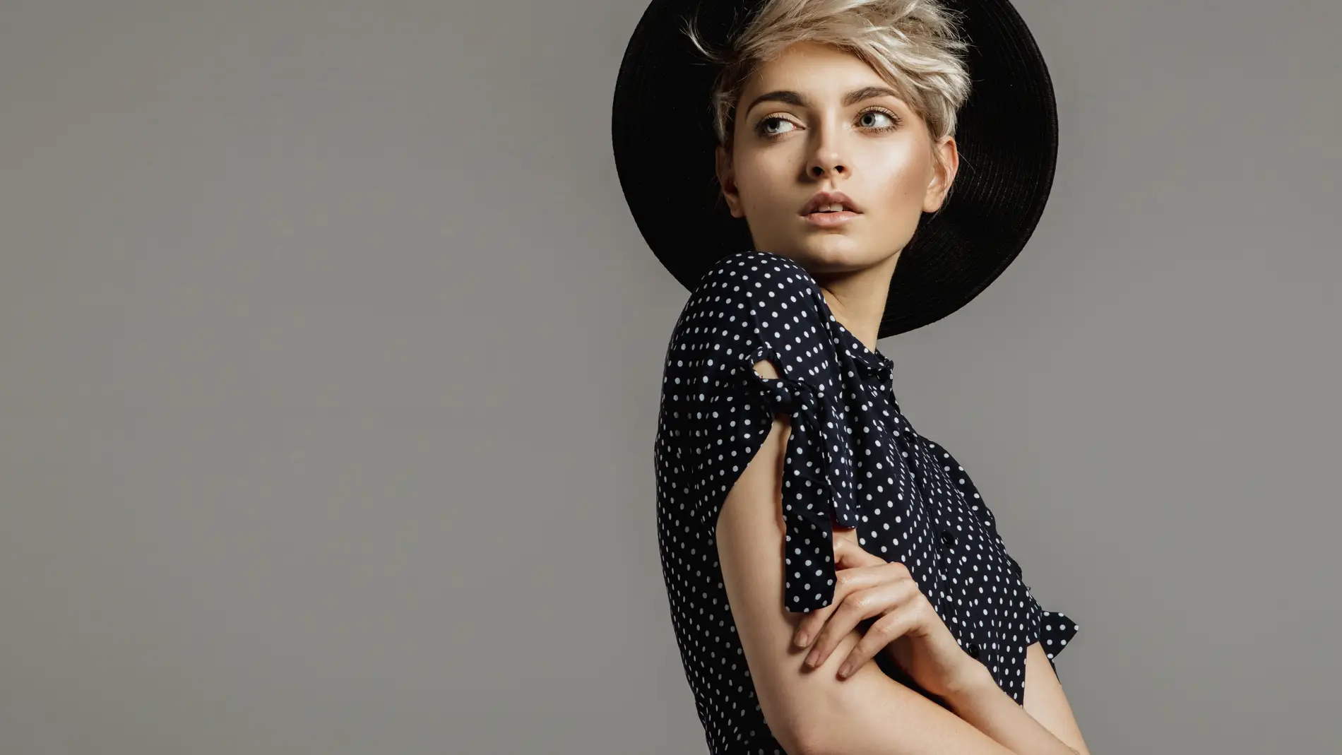 Chica con sombrero negro