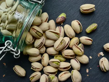 Comer pistachos tiene muchos beneficios. Comer pistachos tiene muchos beneficios.