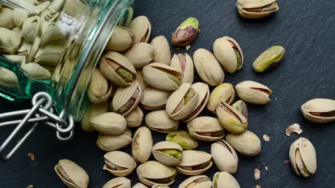 Comer pistachos tiene muchos beneficios. Comer pistachos tiene muchos beneficios.