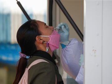 Estudios demuestran que la variante ómicron es menos grave por afectar más a garganta que a pulmones