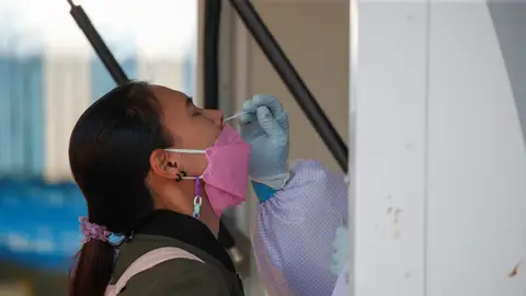 Estudios demuestran que la variante ómicron es menos grave por afectar más a garganta que a pulmones Estudios demuestran que la variante ómicron es menos grave por afectar más a garganta que a pulmones