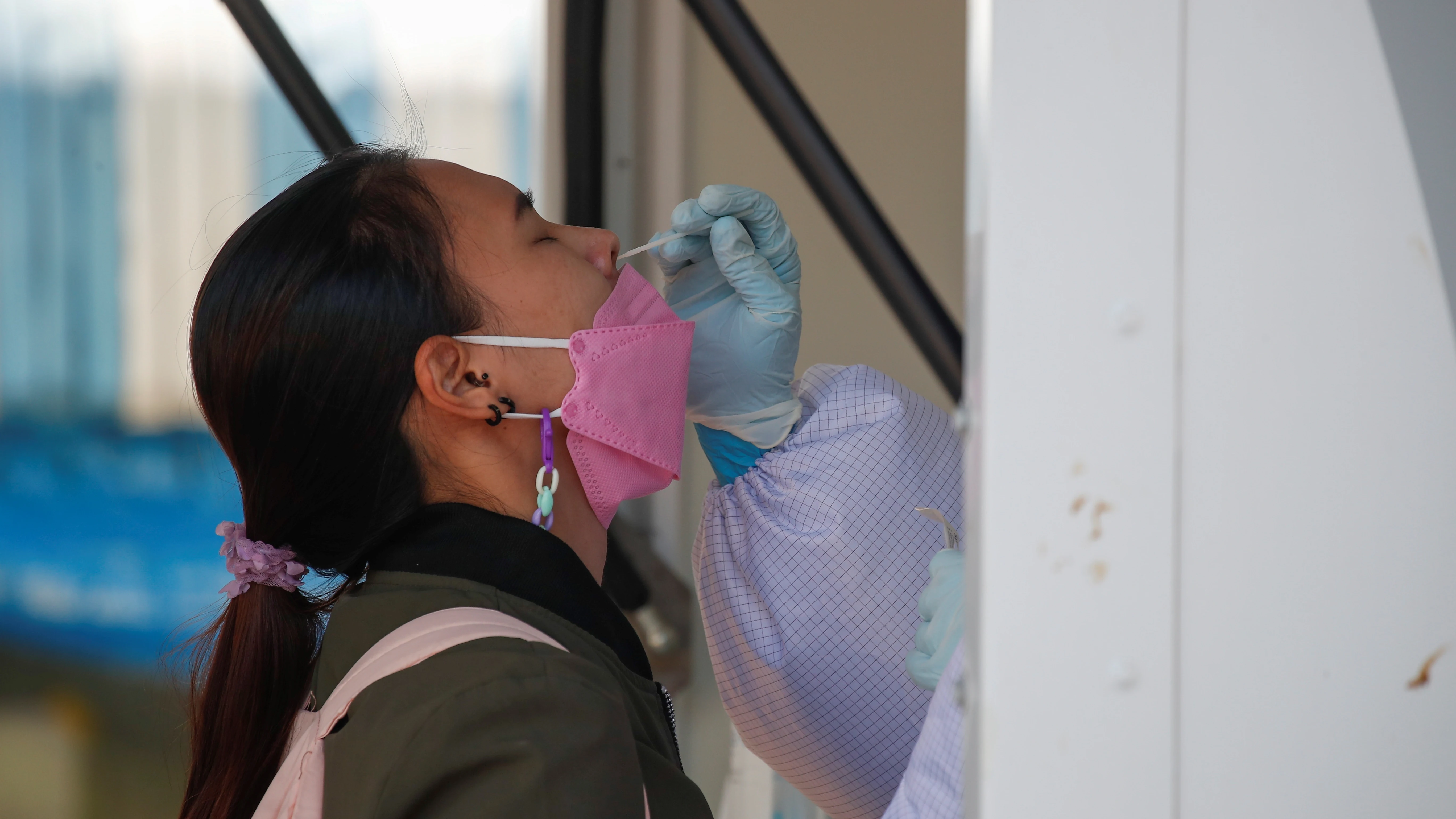 Estudios demuestran que la variante &oacute;micron es menos grave por afectar m&aacute;s a garganta que a pulmones
