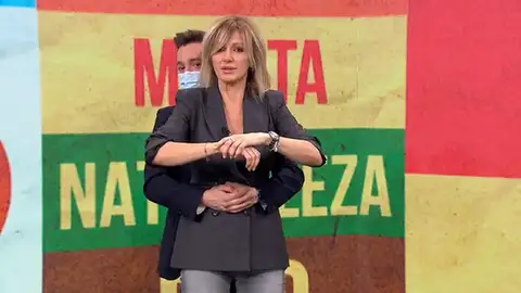 Susanna Griso representa una situación de atragantamiento para explicar cómo se debe actuar ante ello Susanna Griso representa una situación de atragantamiento para explicar cómo se debe actuar ante ello