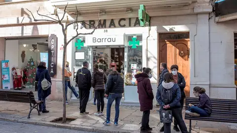 Colas ante una farmacia de Mahón este martes para comprar test de antígenos Colas ante una farmacia de Mahón este martes para comprar test de antígenos