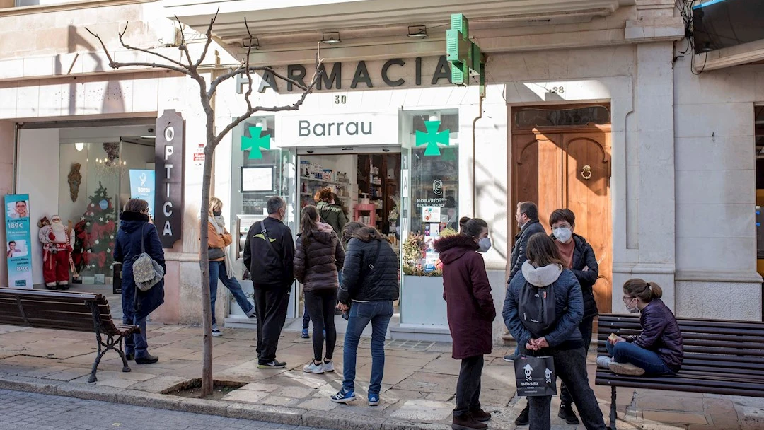 Colas ante una farmacia de Mahón este martes para comprar test de antígenos Colas ante una farmacia de Mahón este martes para comprar test de antígenos