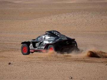 Carlos Sainz pierde otra hora y dice adiós al sueño de remontar en el rally Dakar
