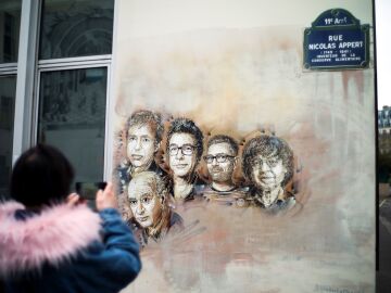 Pinturas fuera de la oficina de Charlie Hebdo, que sufrió un ataque terrorista un día como hoy. Efemérides de hoy 7 de enero de 2022. 