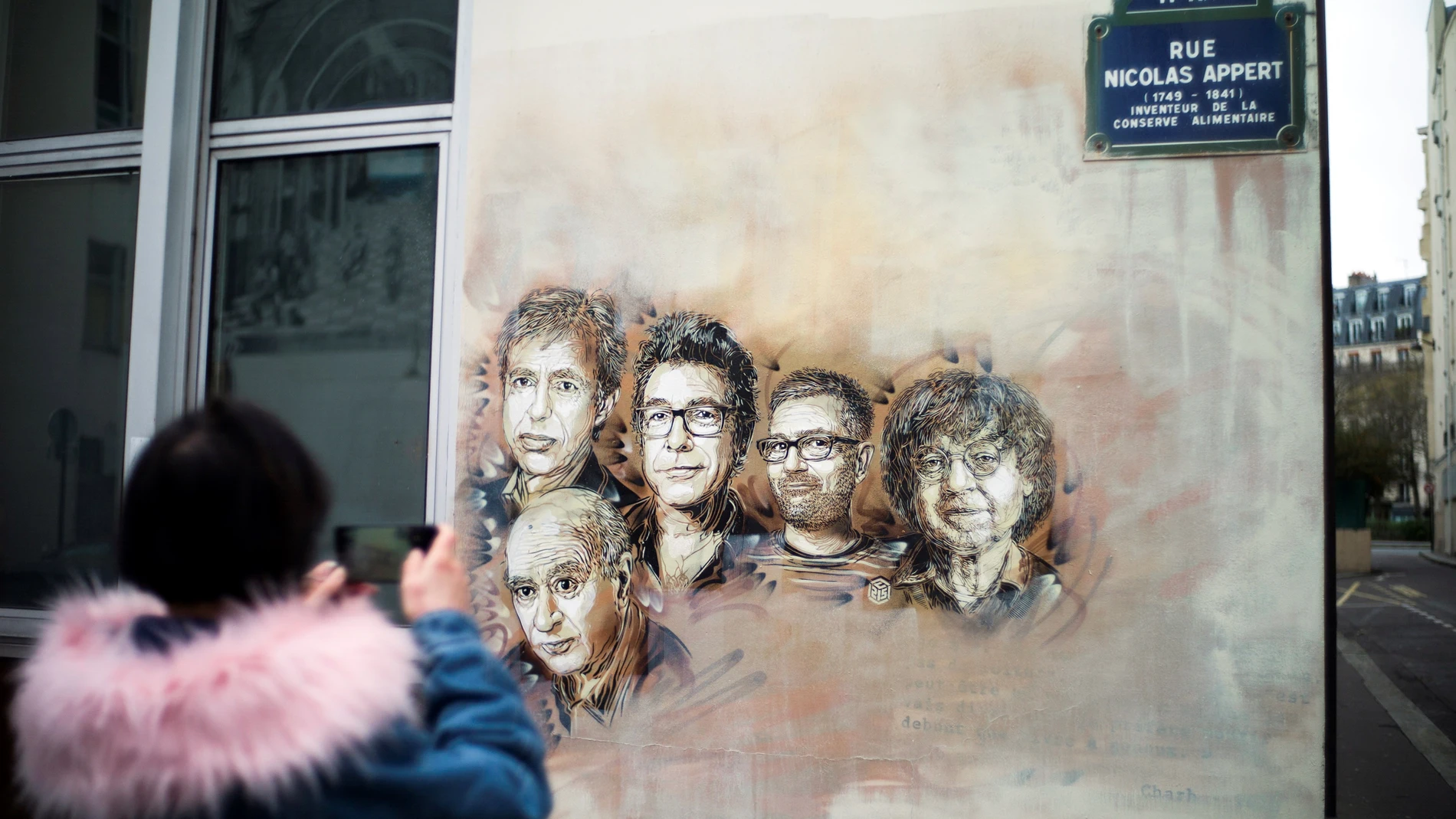 Pinturas fuera de la oficina de Charlie Hebdo, que sufrió un ataque terrorista un día como hoy. Efemérides de hoy 7 de enero de 2022. Pinturas fuera de la oficina de Charlie Hebdo, que sufrió un ataque terrorista un día como hoy. Efemérides de hoy 7 de enero de 2022.