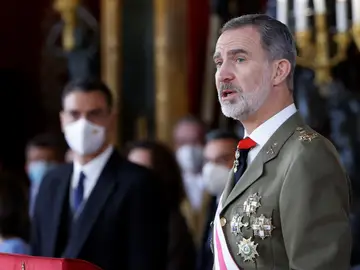 El rey de España Felipe VI pronuncia un discurso en presencia del presidente del Gobierno, Pedro Sánchez