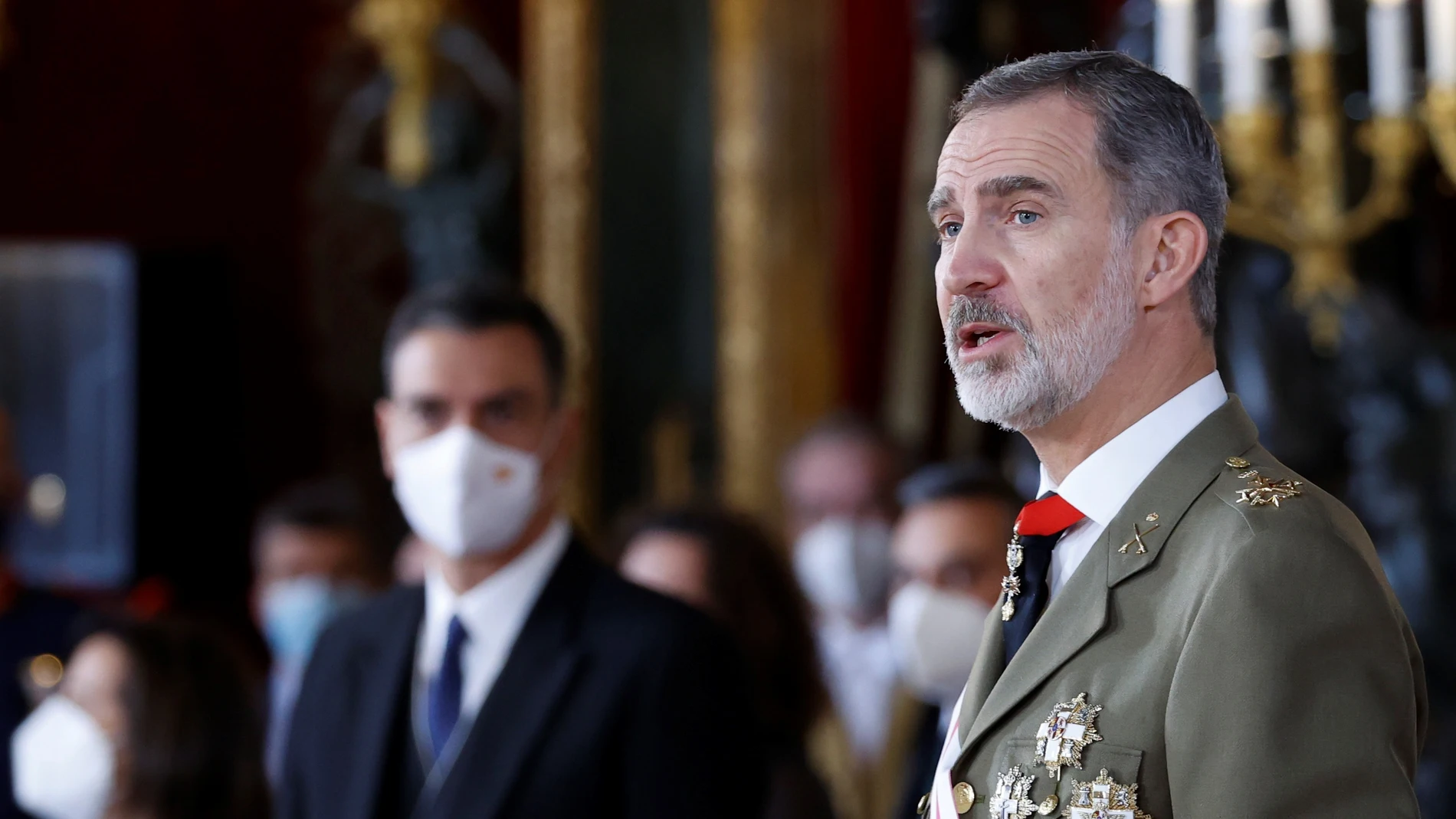 El rey de España Felipe VI pronuncia un discurso en presencia del presidente del Gobierno, Pedro Sánchez