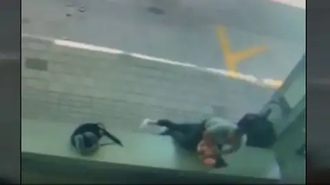 Un hombre intenta estrangular a una mujer con un cordón de zapato. Un hombre intenta estrangular a una mujer con un cordón de zapato.