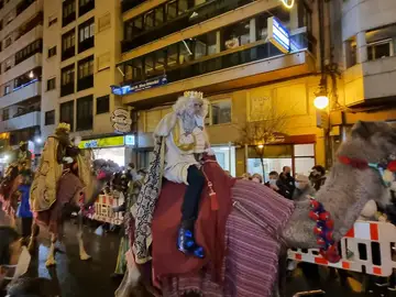Los animalistas claman por el uso de dromedarios en las Cabalgatas de Reyes: "Transmite a los niños una imagen completamente irreal del comportamiento natural" Los animalistas claman por el uso de dromedarios en las Cabalgatas de Reyes: "Transmite a los niños una imagen completamente irreal del comportamiento natural"
