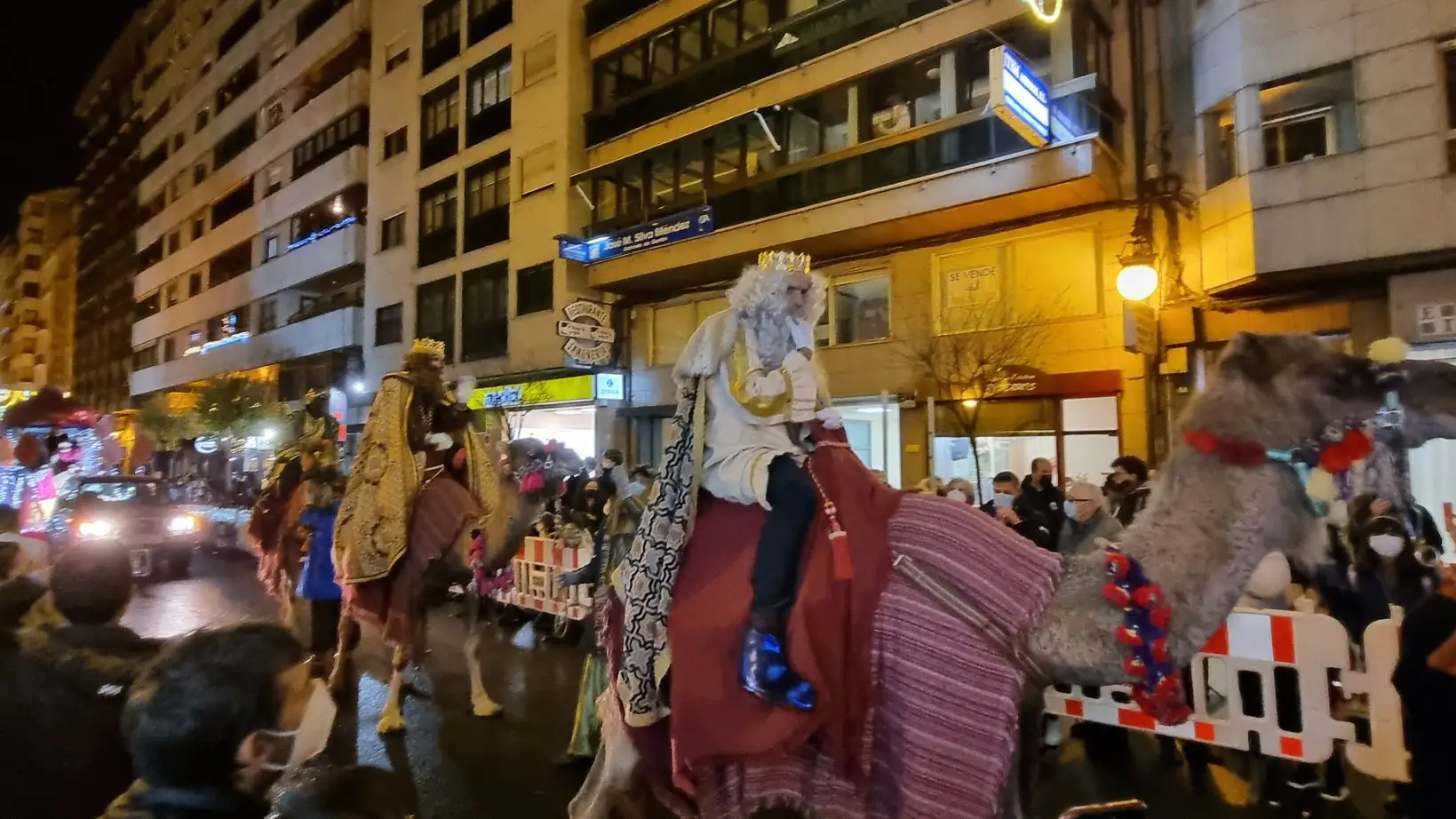 Los animalistas claman por el uso de dromedarios en las Cabalgatas de Reyes: "Transmite a los niños una imagen completamente irreal del comportamiento natural" Los animalistas claman por el uso de dromedarios en las Cabalgatas de Reyes: "Transmite a los niños una imagen completamente irreal del comportamiento natural"