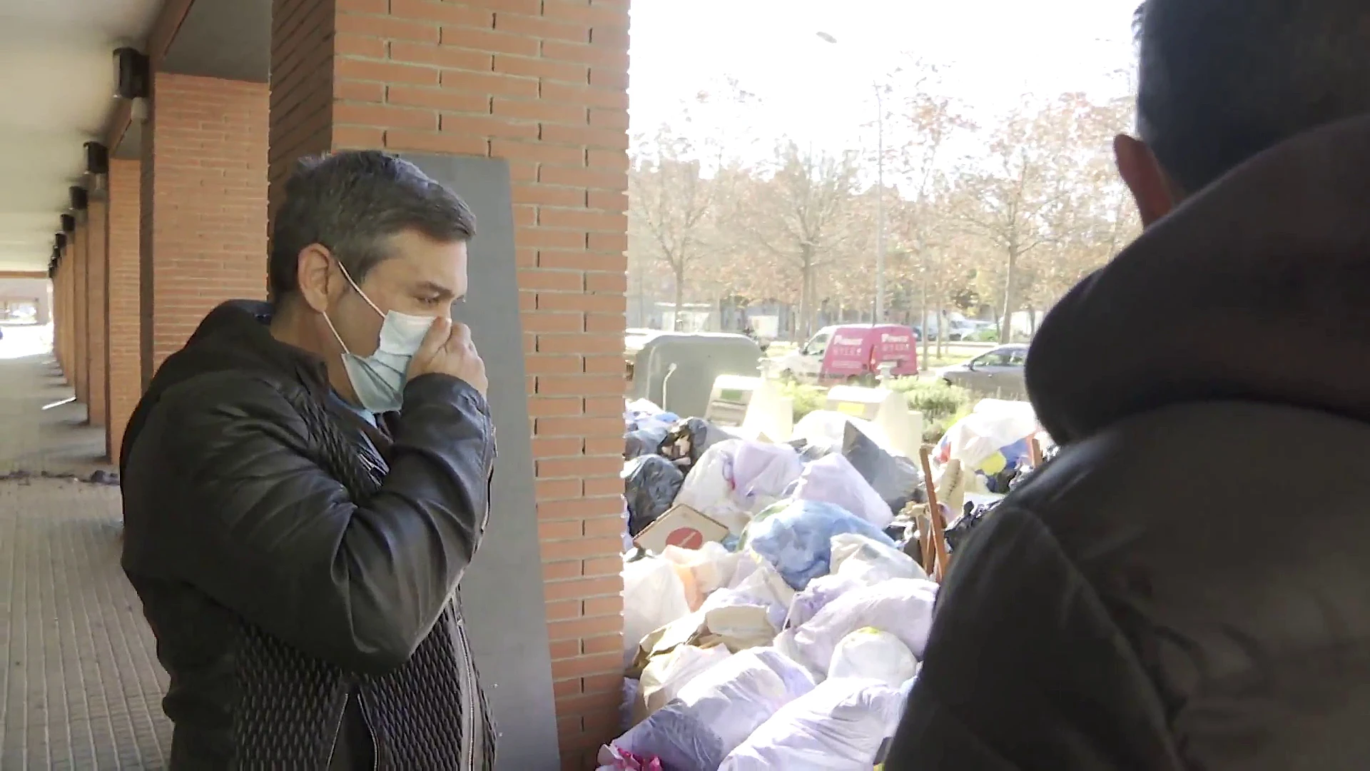 Indignados los vecinos de Salt (Girona) por las monta&ntilde;as de basura en la calle que ha ocasionado la huelga de basureros