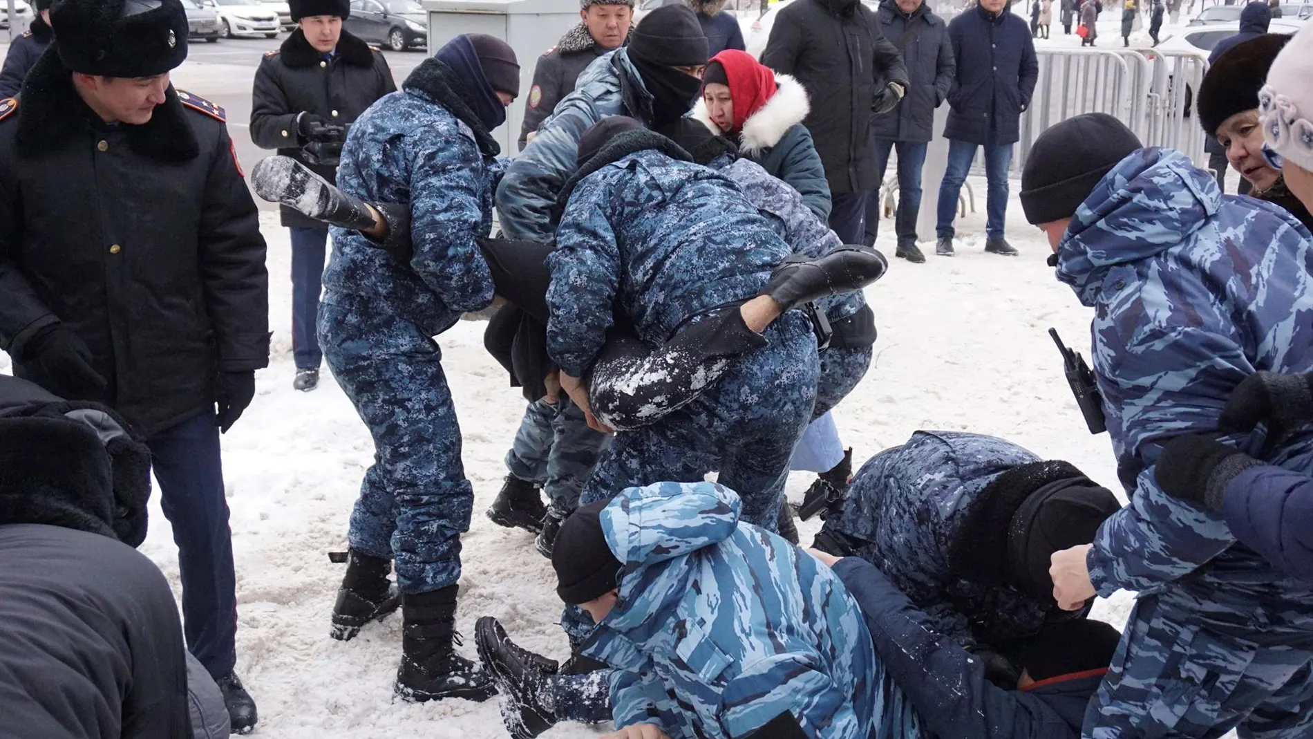 Las protestas y represión en Kazajistán dejan decenas de muertos y más de mil heridos