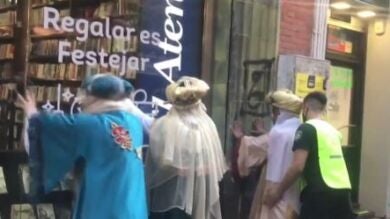 Cachean a los Reyes Magos y les acusan de robar un teléfono móvil en Argentina