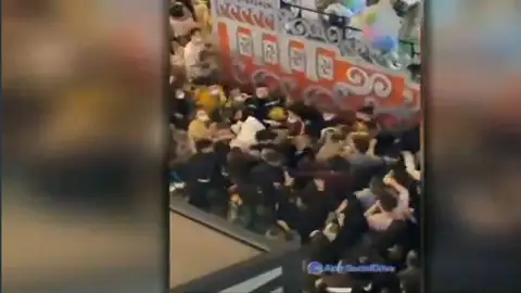 El momento en el que los reyes lanzan una caja vacía de una videoconsola El momento en el que los reyes lanzan una caja vacía de una videoconsola