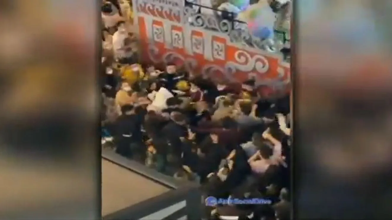 El momento en el que los reyes lanzan una caja vac&iacute;a de una videoconsola