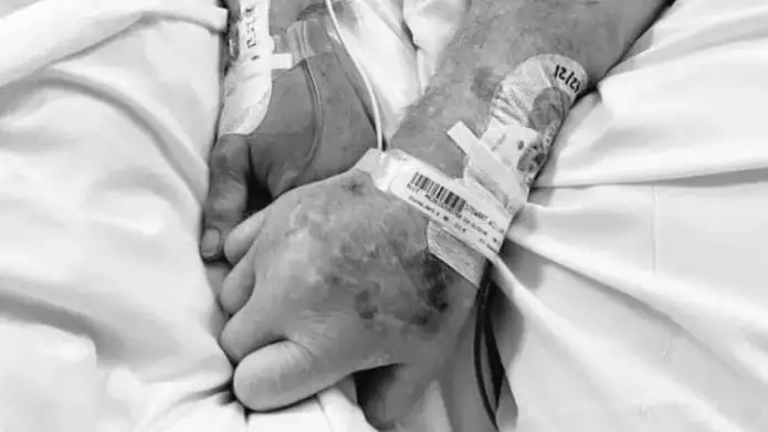 Los ancianos dados de la mano antes de morir