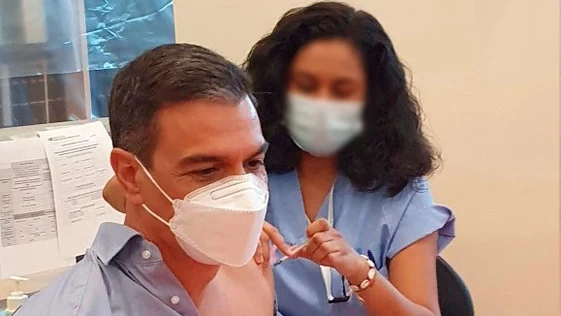 Pedro Sánchez recibe la tercera dosis de la vacuna contra el coronavirus Pedro Sánchez recibe la tercera dosis de la vacuna contra el coronavirus